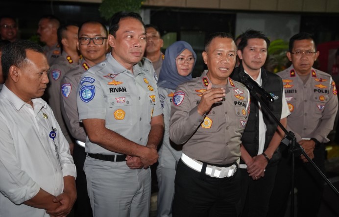 Kakorlantas Polri Irjen Pol Aan Suhanan bersama Dirut PT. Jasa Raharja dan Tim Survei kembali melanjutkan pengecekan di Pelabuhan PT ASDP Indonesia Ferry Cabang Ketapang, Banyuwangi, menjelang libur Natal dan Tahun Baru (Nataru) pada Jumat (29/11/2024)