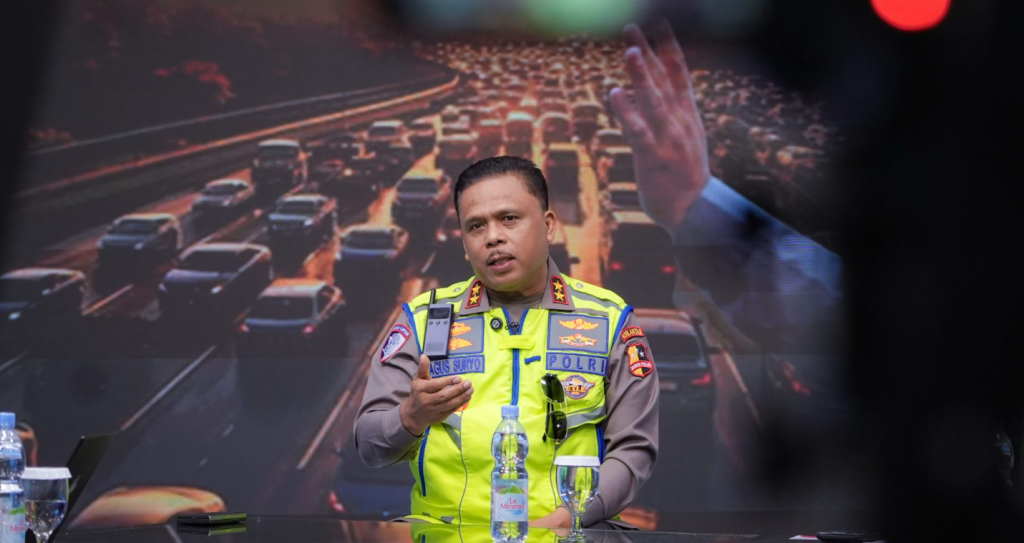 Keberhasilan pelaksanaan Operasi Ketupat 2026 dinilai tidak terlepas dari sinergi kuat antara pemerintah, Polri, serta berbagai pemangku kepentingan. Kakorlantas Polri Irjen Pol. Drs. Agus Suryonugroho, S.H., M.Hum. menyebut sejumlah kebijakan strategis pemerintah turut berperan besar dalam mengurai kepadatan arus mudik sejak awal. Dalam keterangannya pada program Prime Time News Metro TV, Kakorlantas menjelaskan bahwa penerapan kebijakan Work from Anywhere (WFA) memberi dampak signifikan terhadap kelancaran arus mudik. Dengan fleksibilitas tersebut, masyarakat dapat mengatur jadwal perjalanan lebih awal sehingga tidak terjadi penumpukan kendaraan pada waktu tertentu. “Dengan Work from Anywhere yang diberlakukan lebih awal, pemudik sudah bisa mencicil perjalanan. Ini sangat membantu mengurai kepadatan,” ujar Kakorlantas. Selain kebijakan WFA, pemerintah juga mendorong masyarakat memanfaatkan program mudik gratis menggunakan bus dan kereta api. Langkah ini dinilai efektif mengurangi volume kendaraan pribadi di jalur tol maupun arteri. Kebijakan pembatasan operasional kendaraan sumbu tiga juga menjadi faktor penting dalam menjaga kelancaran arus lalu lintas selama periode Operasi Ketupat. “Ketika one way nasional diterapkan, beban jalan arteri harus dijaga. Maka pembatasan kendaraan sumbu tiga ini sangat penting,” katanya. Kakorlantas menegaskan bahwa Operasi Ketupat merupakan operasi kemanusiaan yang mengutamakan keselamatan dan kenyamanan masyarakat. Hal tersebut sejalan dengan tagline Kapolri “mudik aman, keluarga bahagia” yang menempatkan perjalanan mudik sebagai momen penting yang harus dilalui dengan rasa aman dan nyaman. Dari sisi hasil, Operasi Ketupat 2026 menunjukkan capaian positif. Angka fatalitas korban meninggal dunia akibat kecelakaan tercatat turun sekitar 30 persen dibandingkan tahun sebelumnya. Penurunan tersebut menjadi indikator keberhasilan strategi pengelolaan lalu lintas berbasis teknologi melalui data driven management dan predictive traffic policing. Dalam pengambilan keputusan, Korlantas Polri memanfaatkan pemantauan real time, termasuk pengawasan udara untuk menentukan rekayasa lalu lintas seperti penerapan one way maupun contraflow. “Keputusan diambil berbasis data dan parameter. Setelah dipantau, baru kita eksekusi rekayasa lalu lintas,” jelasnya. Selain itu, pengelolaan rest area juga menjadi perhatian utama. Sistem buka tutup diterapkan untuk mencegah penumpukan kendaraan, disertai imbauan kepada pemudik agar memanfaatkan jalur alternatif dan beristirahat di wilayah kabupaten atau kota terdekat. Pendekatan ini tidak hanya mengurangi kepadatan, tetapi juga memberi peluang bagi masyarakat untuk menikmati kuliner lokal. Keberhasilan Operasi Ketupat 2026 juga tercermin dari tingginya tingkat kepuasan masyarakat. Berdasarkan survei KedaiKopi, sebanyak 88,8 persen responden menyatakan puas terhadap layanan mudik dengan nilai rata-rata 7,18 dari skala 1 hingga 10. “Kesesuksesan ini berkat kolaborasi, negara hadir bersama stakeholder untuk mengelola arus mudik dan arus balik, sekaligus menjaga harkamtibmas,” kata Kakorlantas. Rekor Mudik 2026 Terkendali, Kakorlantas Soroti Peran Teknologi dan WFA Tahun ini juga mencatat rekor arus mudik tertinggi dengan 270.315 kendaraan keluar dari Jakarta dalam satu hari. Meski terjadi lonjakan signifikan, kondisi lalu lintas tetap terkendali. Bahkan, angka fatalitas kecelakaan turun hingga 31 persen dan jumlah kejadian kecelakaan menurun 5,31 persen. “Yang kita pastikan bukan hanya perjalanan, tapi perjalanan yang aman sampai tujuan dan kembali dengan selamat,” ujarnya. Kakorlantas menambahkan bahwa pengamanan Operasi Ketupat mencakup lima klaster utama, mulai dari jalan tol, jalan arteri, pelabuhan, bandara, tempat ibadah, hingga lokasi wisata. “Semua dikelola dengan teknologi dan parameter yang terukur agar arus tetap lancar,” ucapnya. Dengan kombinasi kebijakan pemerintah, teknologi modern, serta pelayanan humanis di lapangan, Operasi Ketupat 2026 dinilai berhasil menciptakan arus mudik dan balik yang lebih aman, lancar, dan terkendali.