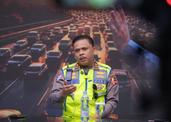 Keberhasilan pelaksanaan Operasi Ketupat 2026 dinilai tidak terlepas dari sinergi kuat antara pemerintah, Polri, serta berbagai pemangku kepentingan. Kakorlantas Polri Irjen Pol. Drs. Agus Suryonugroho, S.H., M.Hum. menyebut sejumlah kebijakan strategis pemerintah turut berperan besar dalam mengurai kepadatan arus mudik sejak awal. Dalam keterangannya pada program Prime Time News Metro TV, Kakorlantas menjelaskan bahwa penerapan kebijakan Work from Anywhere (WFA) memberi dampak signifikan terhadap kelancaran arus mudik. Dengan fleksibilitas tersebut, masyarakat dapat mengatur jadwal perjalanan lebih awal sehingga tidak terjadi penumpukan kendaraan pada waktu tertentu. “Dengan Work from Anywhere yang diberlakukan lebih awal, pemudik sudah bisa mencicil perjalanan. Ini sangat membantu mengurai kepadatan,” ujar Kakorlantas. Selain kebijakan WFA, pemerintah juga mendorong masyarakat memanfaatkan program mudik gratis menggunakan bus dan kereta api. Langkah ini dinilai efektif mengurangi volume kendaraan pribadi di jalur tol maupun arteri. Kebijakan pembatasan operasional kendaraan sumbu tiga juga menjadi faktor penting dalam menjaga kelancaran arus lalu lintas selama periode Operasi Ketupat. “Ketika one way nasional diterapkan, beban jalan arteri harus dijaga. Maka pembatasan kendaraan sumbu tiga ini sangat penting,” katanya. Kakorlantas menegaskan bahwa Operasi Ketupat merupakan operasi kemanusiaan yang mengutamakan keselamatan dan kenyamanan masyarakat. Hal tersebut sejalan dengan tagline Kapolri “mudik aman, keluarga bahagia” yang menempatkan perjalanan mudik sebagai momen penting yang harus dilalui dengan rasa aman dan nyaman. Dari sisi hasil, Operasi Ketupat 2026 menunjukkan capaian positif. Angka fatalitas korban meninggal dunia akibat kecelakaan tercatat turun sekitar 30 persen dibandingkan tahun sebelumnya. Penurunan tersebut menjadi indikator keberhasilan strategi pengelolaan lalu lintas berbasis teknologi melalui data driven management dan predictive traffic policing. Dalam pengambilan keputusan, Korlantas Polri memanfaatkan pemantauan real time, termasuk pengawasan udara untuk menentukan rekayasa lalu lintas seperti penerapan one way maupun contraflow. “Keputusan diambil berbasis data dan parameter. Setelah dipantau, baru kita eksekusi rekayasa lalu lintas,” jelasnya. Selain itu, pengelolaan rest area juga menjadi perhatian utama. Sistem buka tutup diterapkan untuk mencegah penumpukan kendaraan, disertai imbauan kepada pemudik agar memanfaatkan jalur alternatif dan beristirahat di wilayah kabupaten atau kota terdekat. Pendekatan ini tidak hanya mengurangi kepadatan, tetapi juga memberi peluang bagi masyarakat untuk menikmati kuliner lokal. Keberhasilan Operasi Ketupat 2026 juga tercermin dari tingginya tingkat kepuasan masyarakat. Berdasarkan survei KedaiKopi, sebanyak 88,8 persen responden menyatakan puas terhadap layanan mudik dengan nilai rata-rata 7,18 dari skala 1 hingga 10. “Kesesuksesan ini berkat kolaborasi, negara hadir bersama stakeholder untuk mengelola arus mudik dan arus balik, sekaligus menjaga harkamtibmas,” kata Kakorlantas. Rekor Mudik 2026 Terkendali, Kakorlantas Soroti Peran Teknologi dan WFA Tahun ini juga mencatat rekor arus mudik tertinggi dengan 270.315 kendaraan keluar dari Jakarta dalam satu hari. Meski terjadi lonjakan signifikan, kondisi lalu lintas tetap terkendali. Bahkan, angka fatalitas kecelakaan turun hingga 31 persen dan jumlah kejadian kecelakaan menurun 5,31 persen. “Yang kita pastikan bukan hanya perjalanan, tapi perjalanan yang aman sampai tujuan dan kembali dengan selamat,” ujarnya. Kakorlantas menambahkan bahwa pengamanan Operasi Ketupat mencakup lima klaster utama, mulai dari jalan tol, jalan arteri, pelabuhan, bandara, tempat ibadah, hingga lokasi wisata. “Semua dikelola dengan teknologi dan parameter yang terukur agar arus tetap lancar,” ucapnya. Dengan kombinasi kebijakan pemerintah, teknologi modern, serta pelayanan humanis di lapangan, Operasi Ketupat 2026 dinilai berhasil menciptakan arus mudik dan balik yang lebih aman, lancar, dan terkendali.