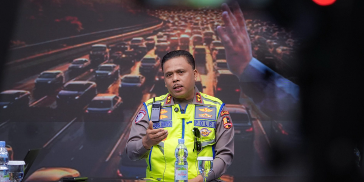 Keberhasilan pelaksanaan Operasi Ketupat 2026 dinilai tidak terlepas dari sinergi kuat antara pemerintah, Polri, serta berbagai pemangku kepentingan. Kakorlantas Polri Irjen Pol. Drs. Agus Suryonugroho, S.H., M.Hum. menyebut sejumlah kebijakan strategis pemerintah turut berperan besar dalam mengurai kepadatan arus mudik sejak awal. Dalam keterangannya pada program Prime Time News Metro TV, Kakorlantas menjelaskan bahwa penerapan kebijakan Work from Anywhere (WFA) memberi dampak signifikan terhadap kelancaran arus mudik. Dengan fleksibilitas tersebut, masyarakat dapat mengatur jadwal perjalanan lebih awal sehingga tidak terjadi penumpukan kendaraan pada waktu tertentu. “Dengan Work from Anywhere yang diberlakukan lebih awal, pemudik sudah bisa mencicil perjalanan. Ini sangat membantu mengurai kepadatan,” ujar Kakorlantas. Selain kebijakan WFA, pemerintah juga mendorong masyarakat memanfaatkan program mudik gratis menggunakan bus dan kereta api. Langkah ini dinilai efektif mengurangi volume kendaraan pribadi di jalur tol maupun arteri. Kebijakan pembatasan operasional kendaraan sumbu tiga juga menjadi faktor penting dalam menjaga kelancaran arus lalu lintas selama periode Operasi Ketupat. “Ketika one way nasional diterapkan, beban jalan arteri harus dijaga. Maka pembatasan kendaraan sumbu tiga ini sangat penting,” katanya. Kakorlantas menegaskan bahwa Operasi Ketupat merupakan operasi kemanusiaan yang mengutamakan keselamatan dan kenyamanan masyarakat. Hal tersebut sejalan dengan tagline Kapolri “mudik aman, keluarga bahagia” yang menempatkan perjalanan mudik sebagai momen penting yang harus dilalui dengan rasa aman dan nyaman. Dari sisi hasil, Operasi Ketupat 2026 menunjukkan capaian positif. Angka fatalitas korban meninggal dunia akibat kecelakaan tercatat turun sekitar 30 persen dibandingkan tahun sebelumnya. Penurunan tersebut menjadi indikator keberhasilan strategi pengelolaan lalu lintas berbasis teknologi melalui data driven management dan predictive traffic policing. Dalam pengambilan keputusan, Korlantas Polri memanfaatkan pemantauan real time, termasuk pengawasan udara untuk menentukan rekayasa lalu lintas seperti penerapan one way maupun contraflow. “Keputusan diambil berbasis data dan parameter. Setelah dipantau, baru kita eksekusi rekayasa lalu lintas,” jelasnya. Selain itu, pengelolaan rest area juga menjadi perhatian utama. Sistem buka tutup diterapkan untuk mencegah penumpukan kendaraan, disertai imbauan kepada pemudik agar memanfaatkan jalur alternatif dan beristirahat di wilayah kabupaten atau kota terdekat. Pendekatan ini tidak hanya mengurangi kepadatan, tetapi juga memberi peluang bagi masyarakat untuk menikmati kuliner lokal. Keberhasilan Operasi Ketupat 2026 juga tercermin dari tingginya tingkat kepuasan masyarakat. Berdasarkan survei KedaiKopi, sebanyak 88,8 persen responden menyatakan puas terhadap layanan mudik dengan nilai rata-rata 7,18 dari skala 1 hingga 10. “Kesesuksesan ini berkat kolaborasi, negara hadir bersama stakeholder untuk mengelola arus mudik dan arus balik, sekaligus menjaga harkamtibmas,” kata Kakorlantas. Rekor Mudik 2026 Terkendali, Kakorlantas Soroti Peran Teknologi dan WFA Tahun ini juga mencatat rekor arus mudik tertinggi dengan 270.315 kendaraan keluar dari Jakarta dalam satu hari. Meski terjadi lonjakan signifikan, kondisi lalu lintas tetap terkendali. Bahkan, angka fatalitas kecelakaan turun hingga 31 persen dan jumlah kejadian kecelakaan menurun 5,31 persen. “Yang kita pastikan bukan hanya perjalanan, tapi perjalanan yang aman sampai tujuan dan kembali dengan selamat,” ujarnya. Kakorlantas menambahkan bahwa pengamanan Operasi Ketupat mencakup lima klaster utama, mulai dari jalan tol, jalan arteri, pelabuhan, bandara, tempat ibadah, hingga lokasi wisata. “Semua dikelola dengan teknologi dan parameter yang terukur agar arus tetap lancar,” ucapnya. Dengan kombinasi kebijakan pemerintah, teknologi modern, serta pelayanan humanis di lapangan, Operasi Ketupat 2026 dinilai berhasil menciptakan arus mudik dan balik yang lebih aman, lancar, dan terkendali.